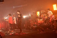 KANA-BOON「KANA-BOONのとぅるとぅるかむとぅるーTOUR 2015 ～夢のアリーナ編～」東京・日本武道館公演の様子。（撮影：古溪一道）