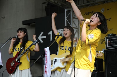 昨日8月2日に埼玉・西武プリンスドーム前広場にて行われた、がんばれ！Victoryのフリーライブの様子。（提供：ポニーキャニオン）