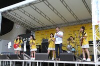 昨日8月2日に埼玉・西武プリンスドーム前広場にて行われた、がんばれ！Victoryのフリーライブの様子。（提供：ポニーキャニオン）
