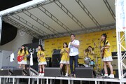 昨日8月2日に埼玉・西武プリンスドーム前広場にて行われた、がんばれ!Victoryのフリーライブの様子。(提供:ポニーキャニオン)