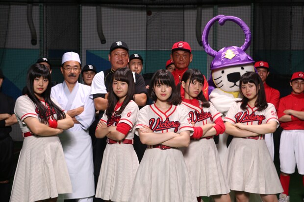 がんばれ!Victory「ラリラリラ」MVの出演者たち。(提供:ポニーキャニオン)