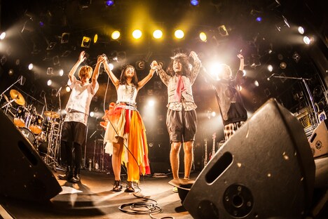 全員で礼をする蟲ふるう夜に。 （撮影：粂井健太）