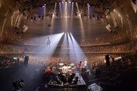 KANA-BOON「KANA-BOONのとぅるとぅるかむとぅるーTOUR 2015 ～夢のアリーナ編～」東京・日本武道館公演の様子。（撮影：古溪一道）