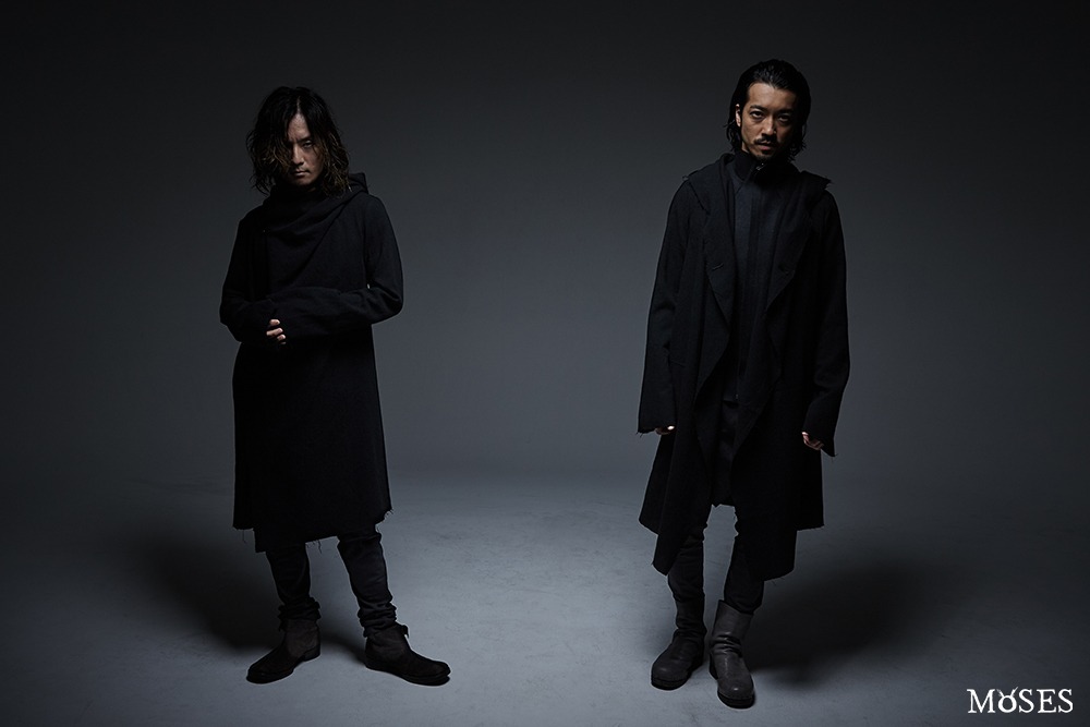 ウールガウンを着用した薫（DIR EN GREY）と金子ノブアキ（RIZE）。