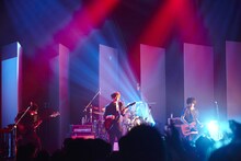 indigo la End「ナツヨのマジック」渋谷公会堂公演の様子。（撮影：井手康郎）