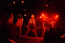 「ROCK UP!!! vol.01」でのベイビーレイズJAPANによるライブの様子。