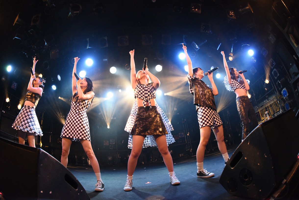 「ROCK UP!!! vol.01」でのベイビーレイズJAPANによるライブの様子。