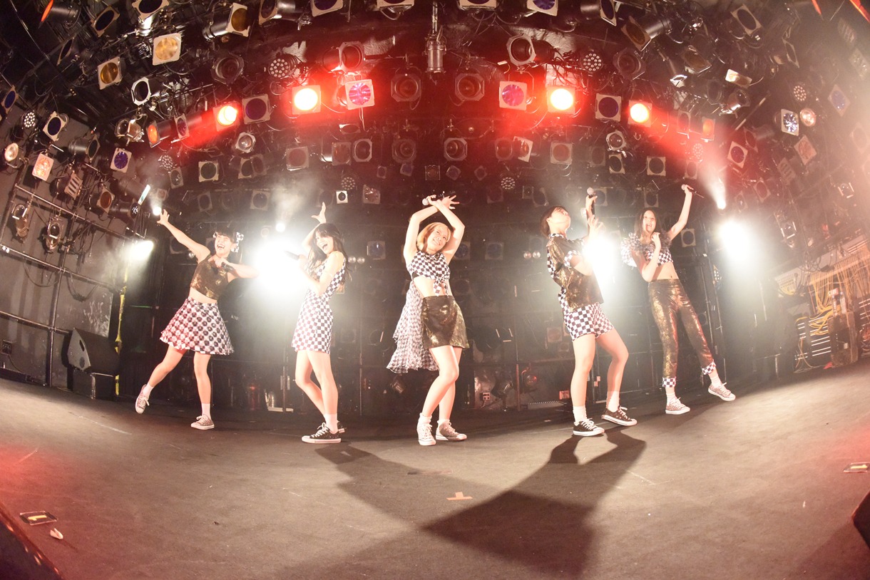 「ROCK UP!!! vol.01」でのベイビーレイズJAPANによるライブの様子。