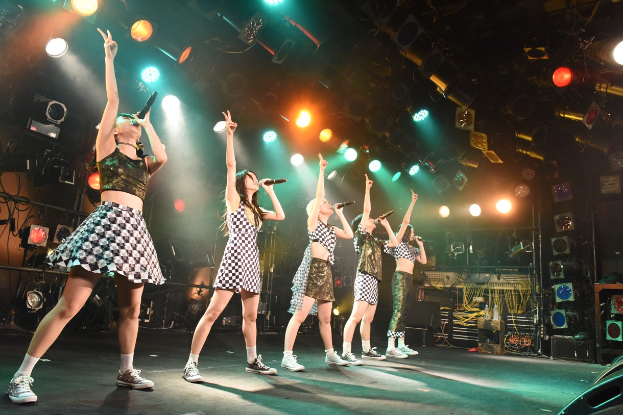 「ROCK UP!!! vol.01」でのベイビーレイズJAPANによるライブの様子。