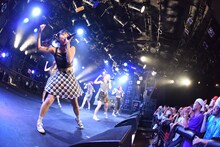 「ROCK UP!!! vol.01」でのベイビーレイズJAPANによるライブの様子。