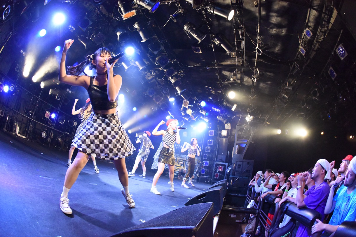 「ROCK UP!!! vol.01」でのベイビーレイズJAPANによるライブの様子。