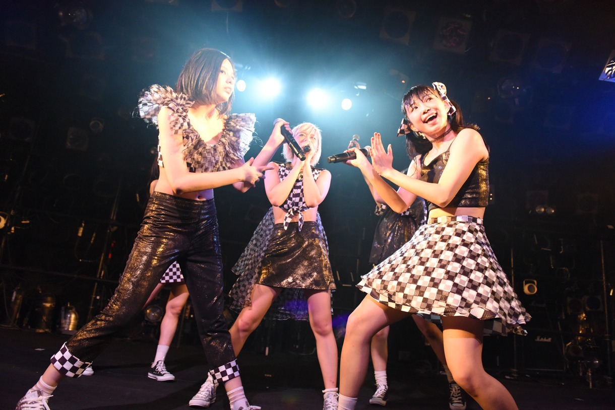 「ROCK UP!!! vol.01」でのベイビーレイズJAPANによるライブの様子。