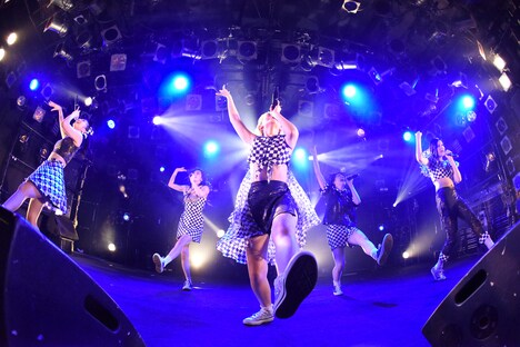 「ROCK UP!!! vol.01」でのベイビーレイズJAPANによるライブの様子。