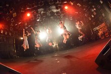 「ROCK UP!!! vol.01」でのベイビーレイズJAPANによるライブの様子。