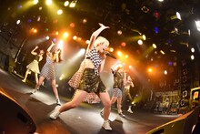「ROCK UP!!! vol.01」でのベイビーレイズJAPANによるライブの様子。