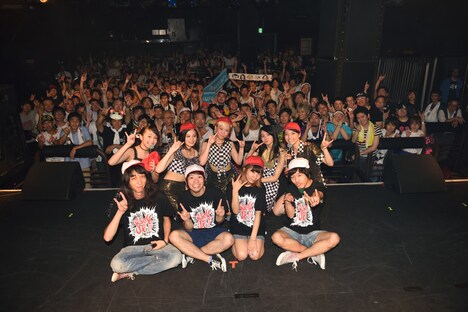 エンディングでの記念撮影の様子。