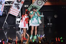 TIFへの特別な思いが込み上げて感極まる夢眠ねむ（右）。