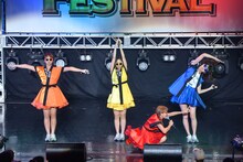 はっちゃけ隊 from PASSPO☆による「TIF」のポーズ。