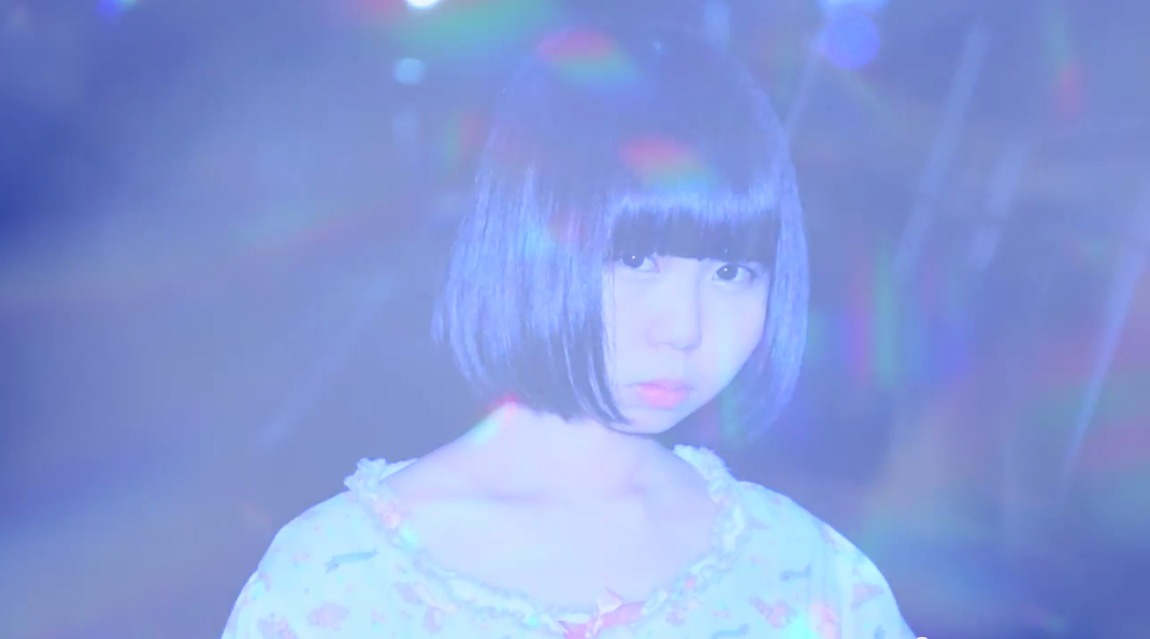 ヒロネちゃん「プラネットボーイ」ミュージックビデオのワンシーン。