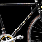 黒ベースのフレーム。