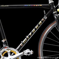 黒ベースのフレーム。