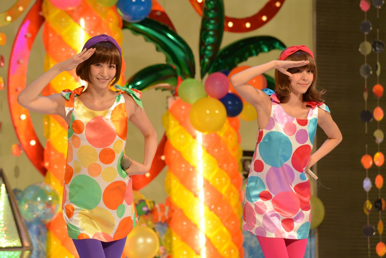 左から横山ルリカ、佐藤ミケーラ倭子（アイドリング!!!）。