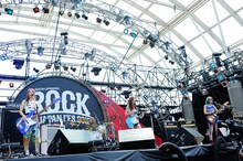 SCANDAL（写真提供：rockin'on japan）