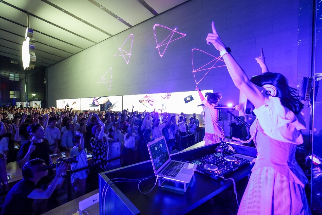 東京・Apple Store, Omotesandoでのインストアライブの様子。（Photo by Kensuke Tomuro）