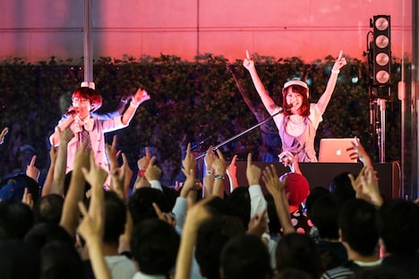 東京・Apple Store, Omotesandoでのインストアライブの様子。（Photo by Kensuke Tomuro）