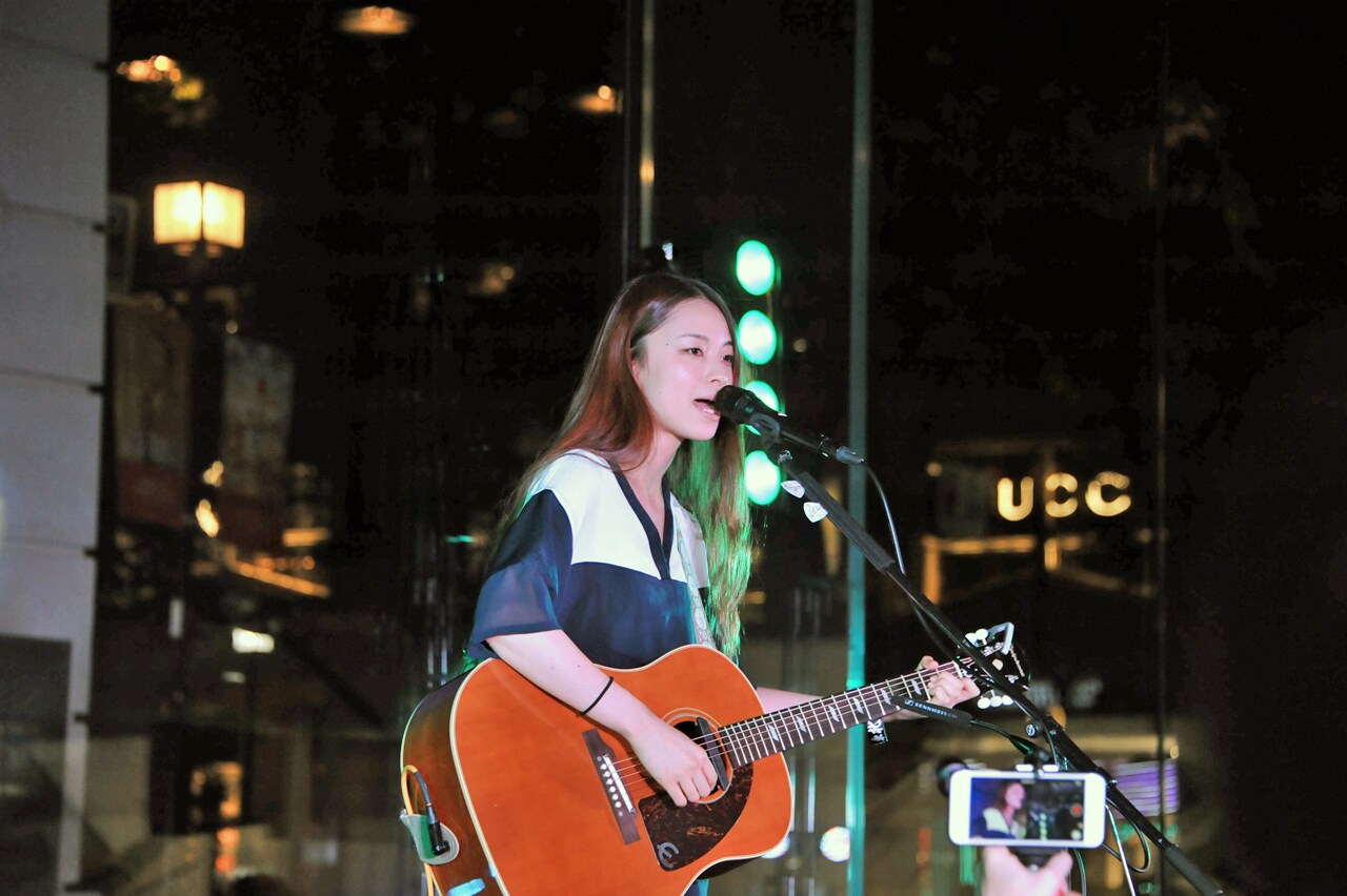 片平里菜、Apple Store弾き語りライブで全国ツアー開催を発表