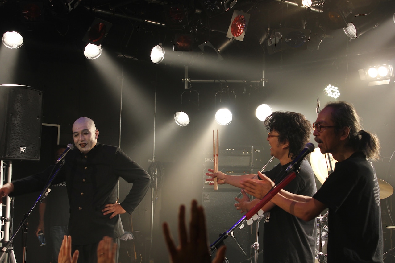 人間椅子が地元・青森でツアーファイナル、学ラン姿で生徒会長の思い出語る