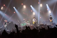 人気画像5位は「BUMP OF CHICKEN、横アリ＆全国のファンに向けた『ありがとう。大好き！』」より、「BUMP OF CHICKEN Special Live 2015」横浜アリーナ公演の様子。（撮影：古渓一道）