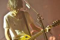 人気画像4位は「BUMP OF CHICKEN、横アリ＆全国のファンに向けた『ありがとう。大好き！』」より、藤原基央（Vo, G）。（撮影：古渓一道）