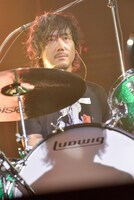 人気画像7位は「BUMP OF CHICKEN、横アリ＆全国のファンに向けた『ありがとう。大好き！』」より、升秀夫（Dr）。（撮影：古渓一道）