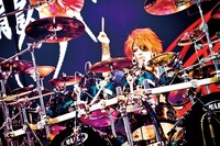 遠海准司（Dr / 己龍）（写真提供：B.P.RECORDS）