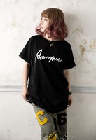 「Snoc ONE-PIECE」ブラックを着用した大貫亜美（PUFFY）。