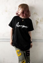 「Snoc ONE-PIECE」ブラックを着用した大貫亜美（PUFFY）。