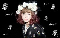 お嬢の甚平・上を着用した大貫亜美（PUFFY）。