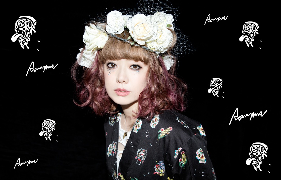 お嬢の甚平・上を着用した大貫亜美（PUFFY）。