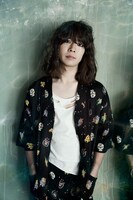 野郎の甚平・上を着用した澤竜次（黒猫チェルシー）。