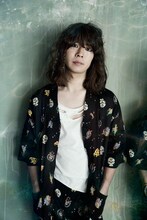 野郎の甚平・上を着用した澤竜次（黒猫チェルシー）。