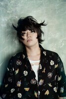 野郎の甚平・上を着用した岡本啓佑（黒猫チェルシー）。