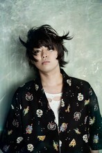 野郎の甚平・上を着用した岡本啓佑（黒猫チェルシー）。