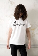 「Snoc TEE」オフホワイトを着用した澤竜次（黒猫チェルシー）。