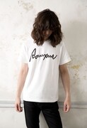 「Snoc TEE」オフホワイトを着用した澤竜次(黒猫チェルシー)。