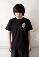 「Platform Pizza TEE」ブラックを着用した岡本啓佑（黒猫チェルシー）。