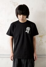「Platform Pizza TEE」ブラックを着用した岡本啓佑（黒猫チェルシー）。