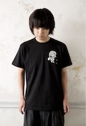 「Platform Pizza TEE」ブラックを着用した岡本啓佑(黒猫チェルシー)。
