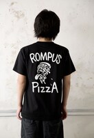 「Platform Pizza TEE」ブラックのバックデザイン。