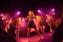 「ROCK UP!!! vol.01」でのベイビーレイズJAPANによるライブの様子。